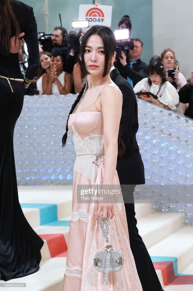 “Nữ thần” Song Hye Kyo xinh đẹp lộng lẫy, thu hút vạn ánh nhìn trên thảm đỏ Met Gala  - Ảnh 1.