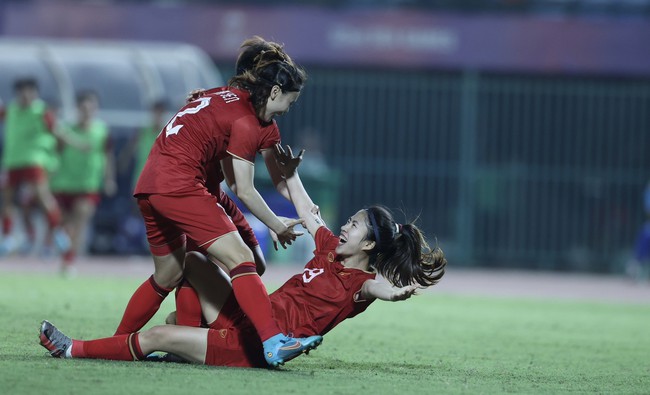 Niềm vui của các cầu thủ nữ Việt Nam sau khi Thanh Nhã (19) ghi bàn nâng tỷ số lên 2 – 0 ở phút 76. Ảnh: Hoàng Linh-TTXVN