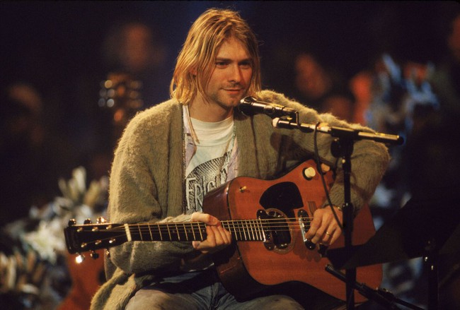 Cây guitar bị đập nát của huyền thoại Kurt Cobain được bán với giá kỷ lục - Ảnh 1.