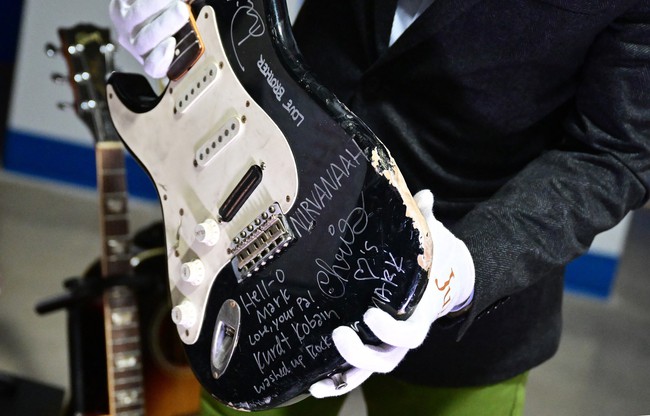 Cây guitar bị đập nát của huyền thoại Kurt Cobain được bán với giá kỷ lục - Ảnh 4.