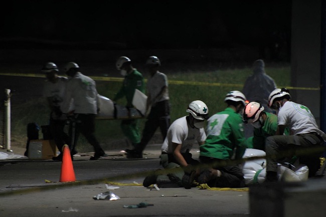 Khủng khiếp bạo loạn tại SVĐ El Salvador: 12 người chết tại chỗ, gần 100 CĐV bị thương - Ảnh 19.
