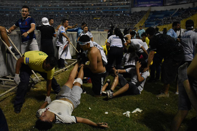 Khủng khiếp bạo loạn tại SVĐ El Salvador: 12 người chết tại chỗ, gần 100 CĐV bị thương - Ảnh 6.