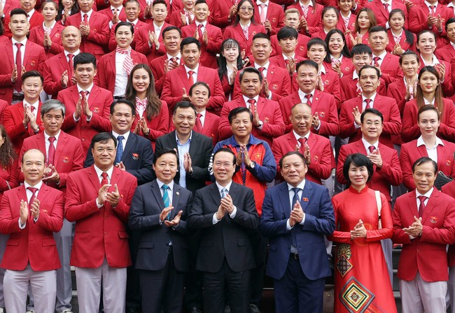 Chủ tịch nước Võ Văn Thưởng với các VĐV, HLV tiêu biểu của Đoàn Thể thao Việt Nam tại SEA Games 32. Ảnh: Thống Nhất - TTXVN