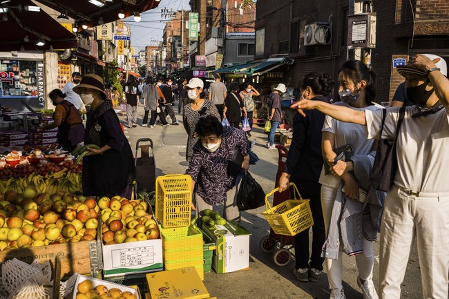Người Hàn Quốc 'thắt lưng buộc bụng' trong bối cảnh giá tiêu dùng tăng cao - Ảnh 1.