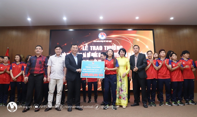 Đội tuyển nữ Việt Nam nhận 5,6 tỷ tiền thưởng sau chiếc HCV SEA Games 32 - Ảnh 2.