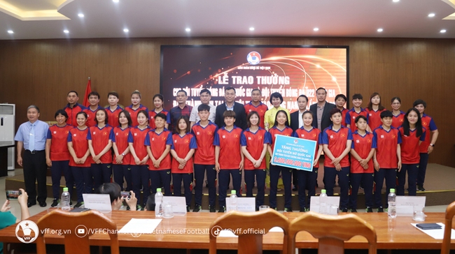 Đội tuyển nữ Việt Nam nhận 5,6 tỷ tiền thưởng sau chiếc HCV SEA Games 32 - Ảnh 4.