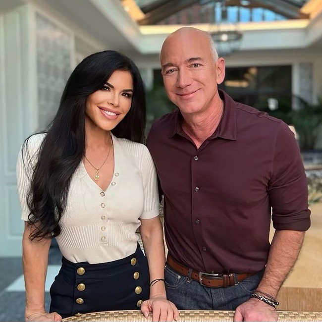 Tỷ phú Jeff Bezos đính hôn với bạn gái - Ảnh 1.