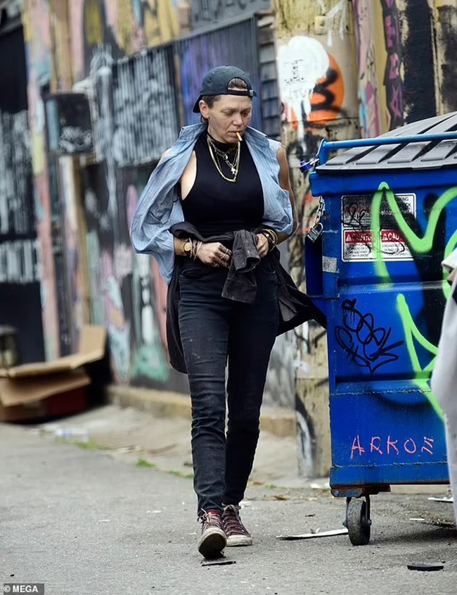 Cựu người mẫu vô gia cư Loni Willison lại chui qua thùng rác để kiếm đồ ăn ở LA - Ảnh 1.