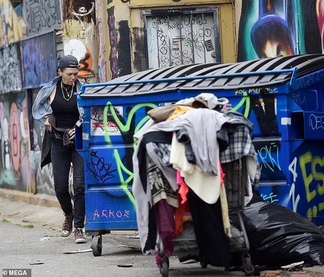 Cựu người mẫu vô gia cư Loni Willison lại chui qua thùng rác để kiếm đồ ăn ở LA - Ảnh 5.