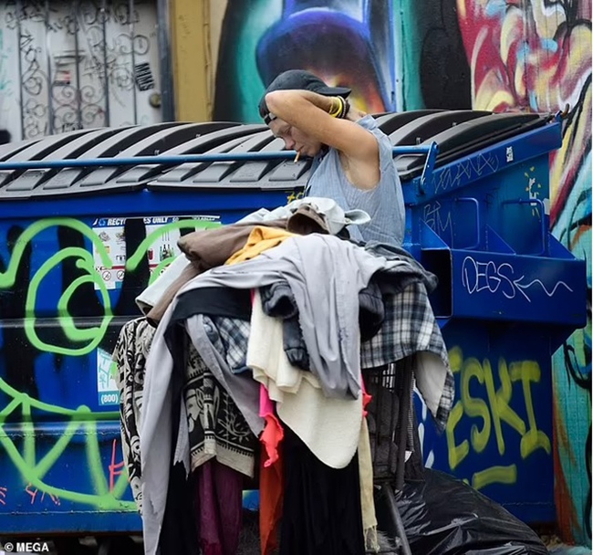 Cựu người mẫu vô gia cư Loni Willison lại chui qua thùng rác để kiếm đồ ăn ở LA - Ảnh 6.