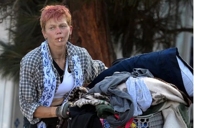Cựu người mẫu vô gia cư Loni Willison lại chui qua thùng rác để kiếm đồ ăn ở LA - Ảnh 8.