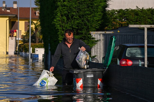 Italy: Hơn 23.000 người sơ tán do lũ lụt vẫn chưa thể trở về nhà - Ảnh 2.