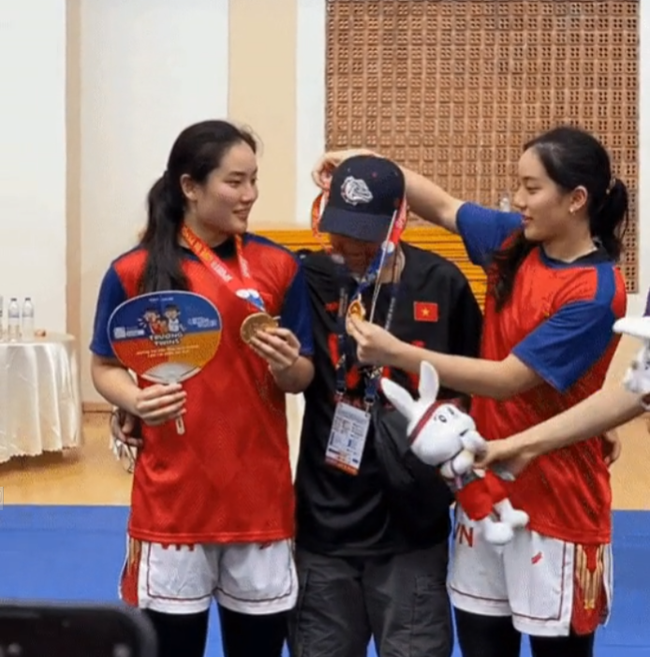 Xem lại những khoảnh khắc đáng nhớ của Trương Twins, đưa bóng rổ nữ Việt Nam vươn tới hạng 4 tại SEA Games 32 - Ảnh 3.