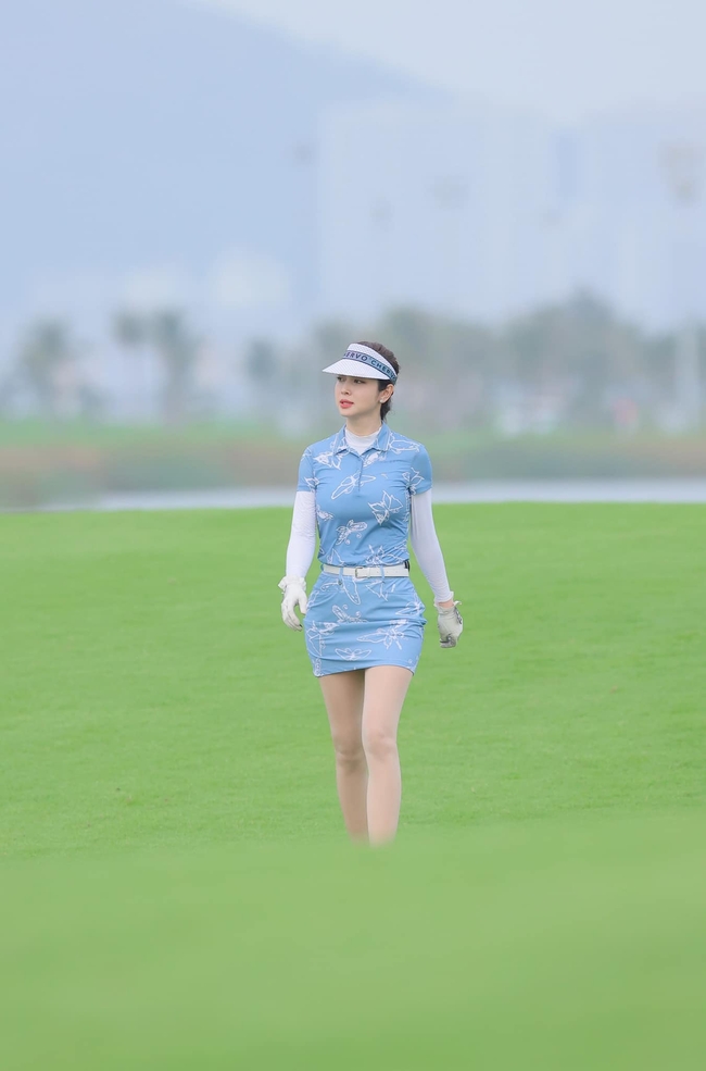Jennifer Phạm : Hoa hậu mê golf, biến sân cỏ thành sàn diễn thời trang, tôn đường cong ai nấy phải trầm trồ - Ảnh 2.