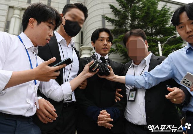 Yoo Ah In hầu tòa với hai tay bị trói, ân hận vì đã sử dụng ma túy - Ảnh 2.