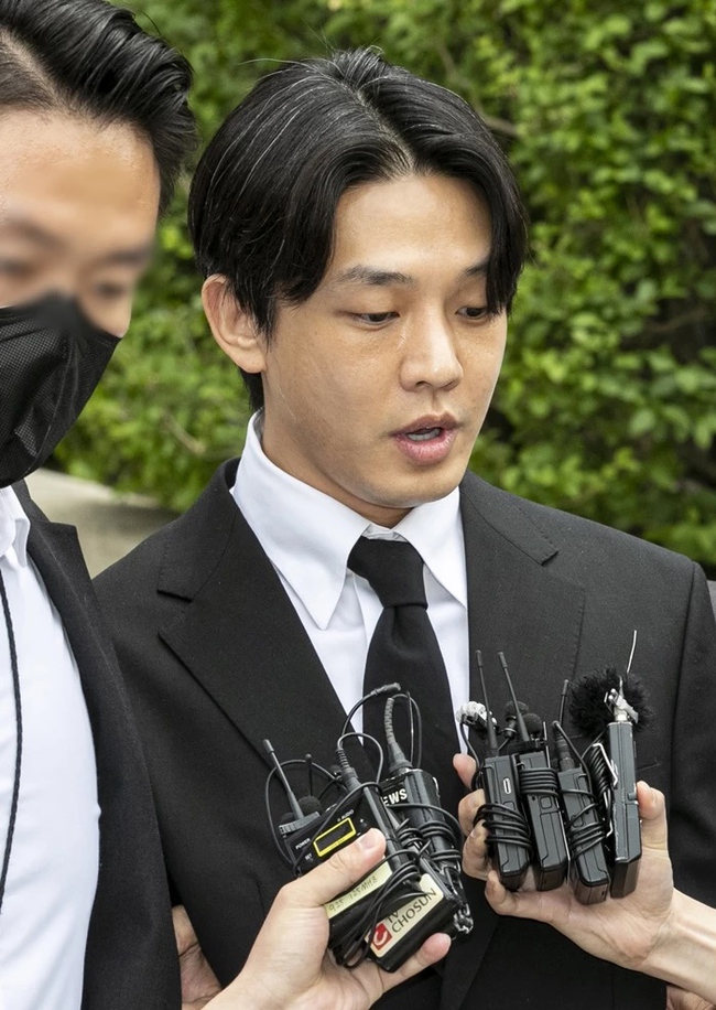 Yoo Ah In hầu tòa với hai tay bị trói, ân hận vì đã sử dụng ma túy - Ảnh 4.