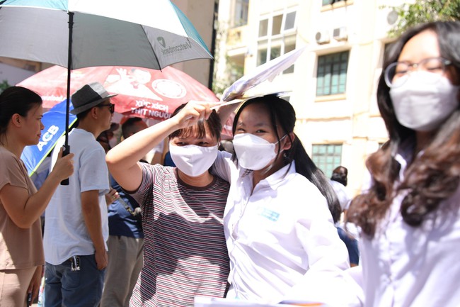 Hà Nội ngày nắng, nhiệt độ tăng nhẹ - Ảnh 1.