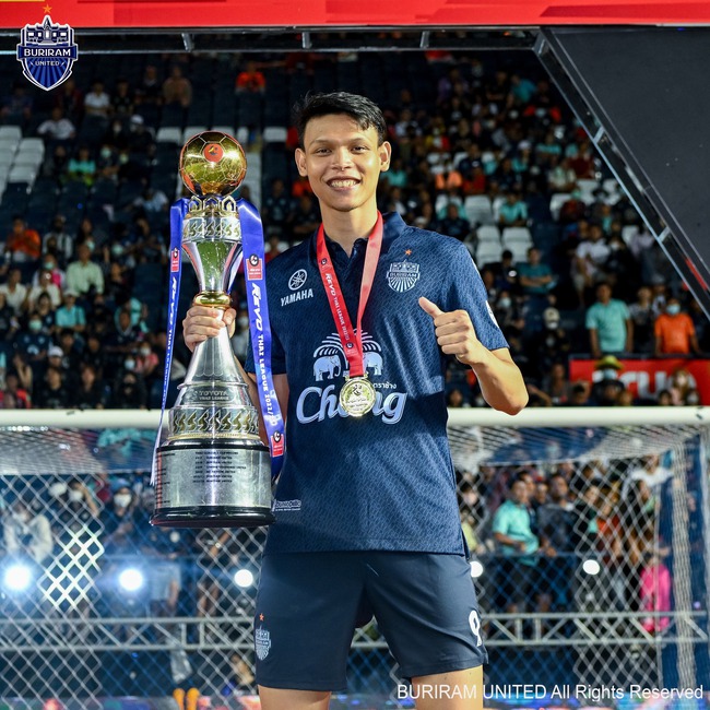 Cầu thủ đấm Đình Trọng xô đổ kỷ lục của bóng đá Thái Lan - Ảnh 2.