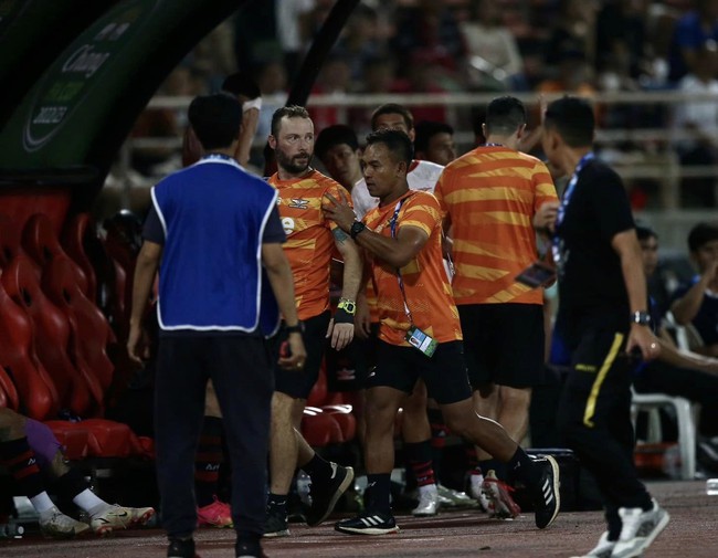 Biến căng ở bóng đá Thái Lan: Đồng đội của Bunmathan đấm vào mặt trợ lý CLB đối thủ và nhận ngay cái kết cực đắng - Ảnh 5.