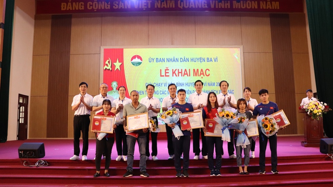 Giành HCB SEA Games, hot girl 2K của ĐT bóng chuyền nữ Việt Nam được CLB tặng nhà, quê hương vinh danh - Ảnh 2.