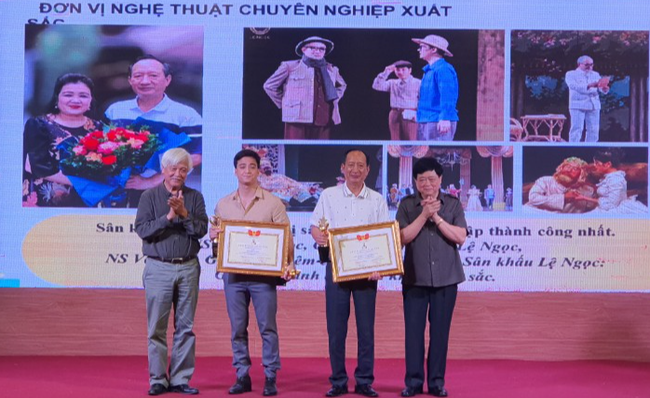 NSND Thúy  Mùi, nhiếp ảnh gia Nguyễn Đình Toán nhận giải thưởng  Đào Tấn 2022 - Ảnh 3.