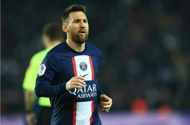 Chỉ 3 cổ động viên PSG chào đón Messi và PSG sau khi giành chức VĐQG Pháp