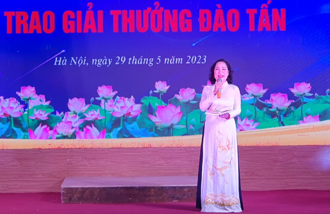 NSND Thúy  Mùi, nhiếp ảnh gia Nguyễn Đình Toán nhận giải thưởng  Đào Tấn 2022 - Ảnh 2.