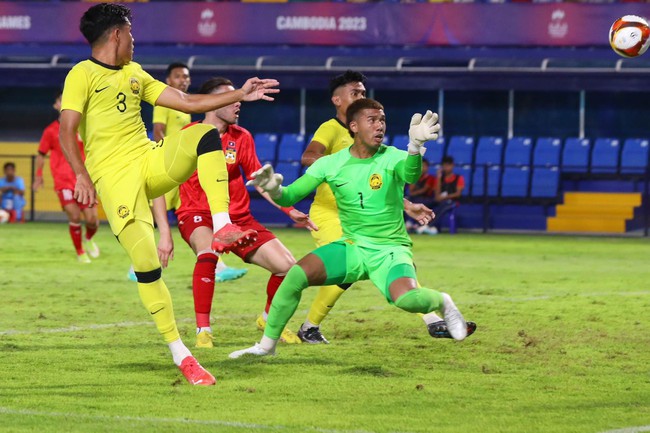 Được Lào “tặng” 2 bàn vì lỗi phản lưới đầy hớ hênh, Malaysia tạo mối đe doạ lớn cho U22 Việt Nam - Ảnh 2.