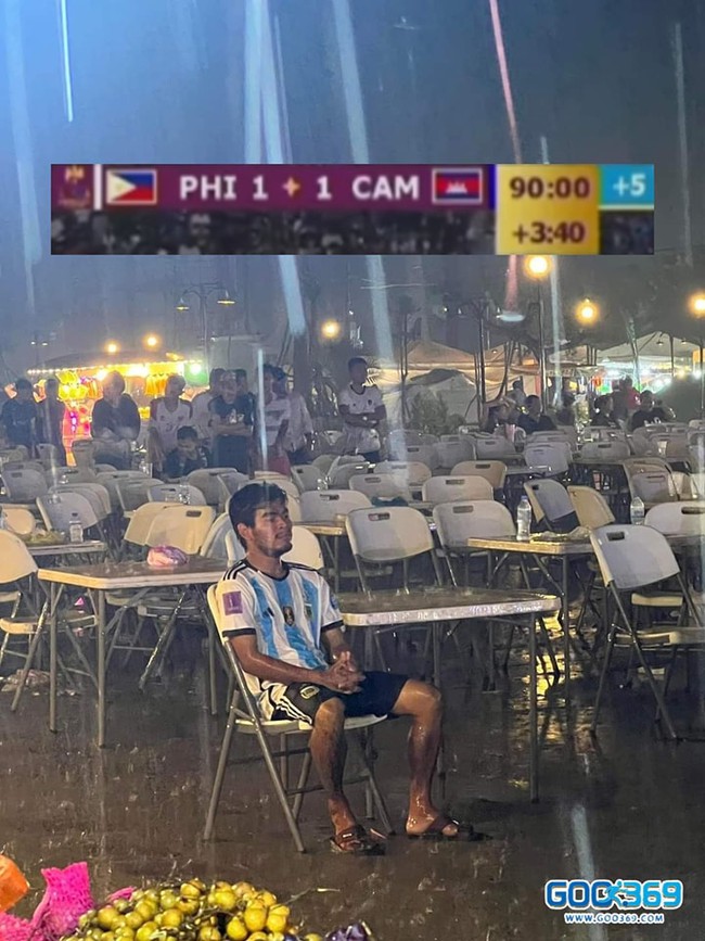 Xót xa khoảnh khắc fan Campuchia thất thần ngồi dưới mưa sau khi đội nhà hòa cay đắng ở SEA Games - Ảnh 1.