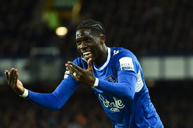 MU theo đuổi tiền vệ Everton Amadou Onana
