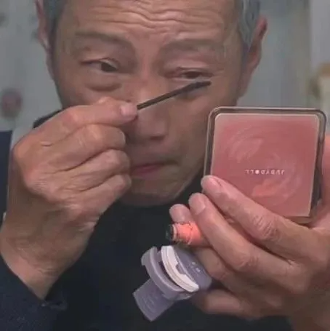 Cụ ông 72 tuổi livestream bán mỹ phẩm kiếm tiền trị bệnh hiểm nghèo cho cháu ngoại, cảnh trang điểm trước ống kính khiến dân mạng xúc động - Ảnh 5.