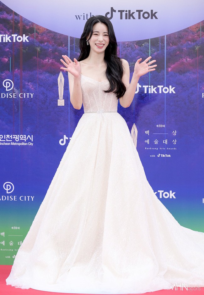 Lim Ji Yeon nhận ngay 100 điểm tinh tế sau màn &quot;xả ảnh&quot; hậu trường chọn váy đi dự Baeksang - Ảnh 4.