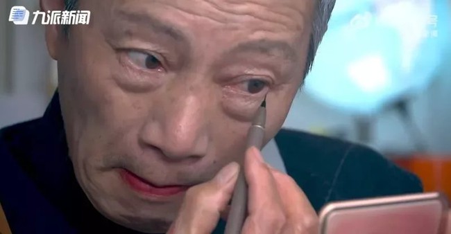 Cụ ông 72 tuổi livestream bán mỹ phẩm kiếm tiền trị bệnh hiểm nghèo cho cháu ngoại, cảnh trang điểm trước ống kính khiến dân mạng xúc động - Ảnh 4.