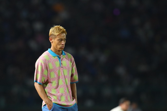 HLV trưởng của U22 Campuchia nói gì về việc ngồi im cả trận để Keisuke Honda đứng ra chỉ đạo - Ảnh 2.