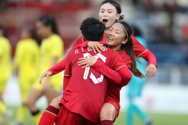 Quả nhiên là những cô gái vàng: Tuyển nữ Việt Nam lập mưa bàn thắng trong ngày đầu ra quân ở SEA Games 32 - Ảnh 9.