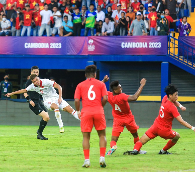 U22 Việt Nam 2 lần xé lưới Singapore, thị uy sức mạnh chỉ trong hiệp 1 ở SEA Games 32 - Ảnh 1.
