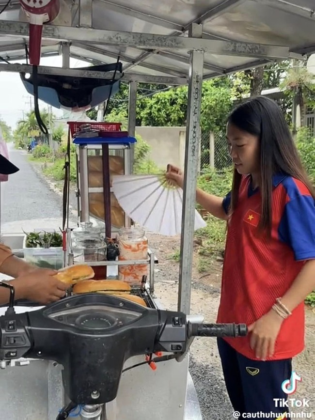 Về thăm quê, Huỳnh Như tranh thủ bán bánh mì, tiết lộ sở thích ăn uống đặc biệt - Ảnh 2.