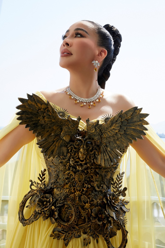 BST trang sức độc bản của NTK Lê Nguyễn Nhật Linh xuất hiện tại Liên hoan phim Cannes - Ảnh 2.