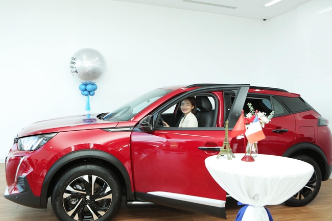 Nguyễn Thị Oanh chính thức nhận xe Peugeot 2008 hơn 900 triệu - Ảnh 3.