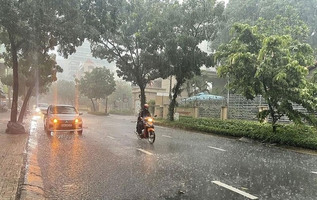 Thủ đô Hà Nội ngày nắng nóng, đêm không mưa - Ảnh 1.