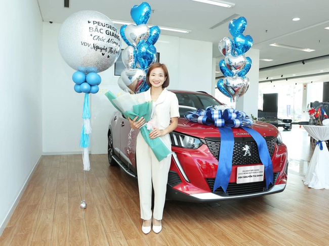Nguyễn Thị Oanh chính thức nhận xe Peugeot 2008 hơn 900 triệu - Ảnh 2.