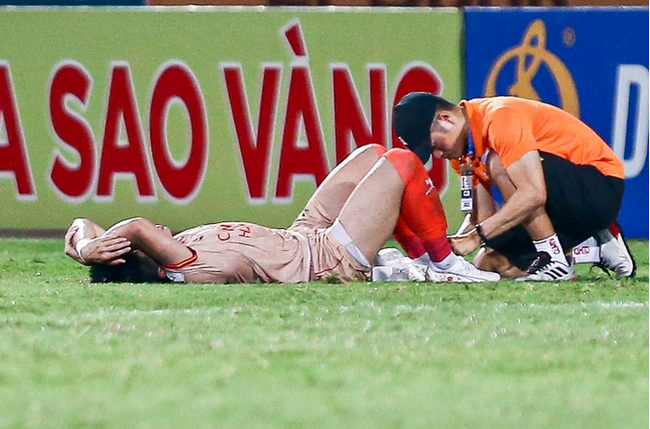 Văn Đô chấn thương nặng trong ngày CAHN bị Khánh Hòa cầm chân 0-0 ở vòng 10 V-League. Ảnh: Dân Trí