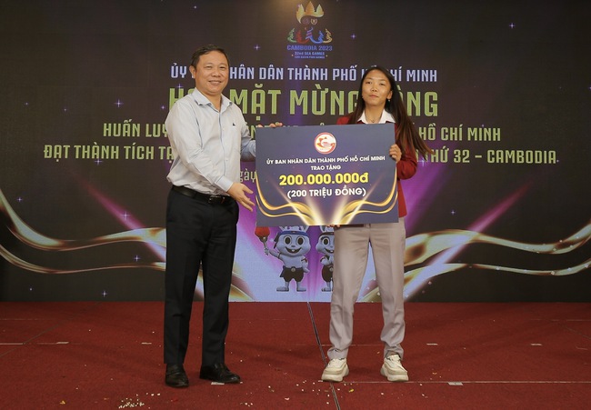 TP.HCM mừng công SEA Games 32, Huỳnh Như nhận phần thưởng đặc biệt - Ảnh 2.