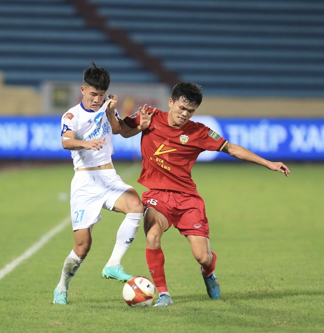 CLB TP.HCM thắng trận cầu “6 điểm”, Nam Định “báo động đỏ” - Ảnh 1.