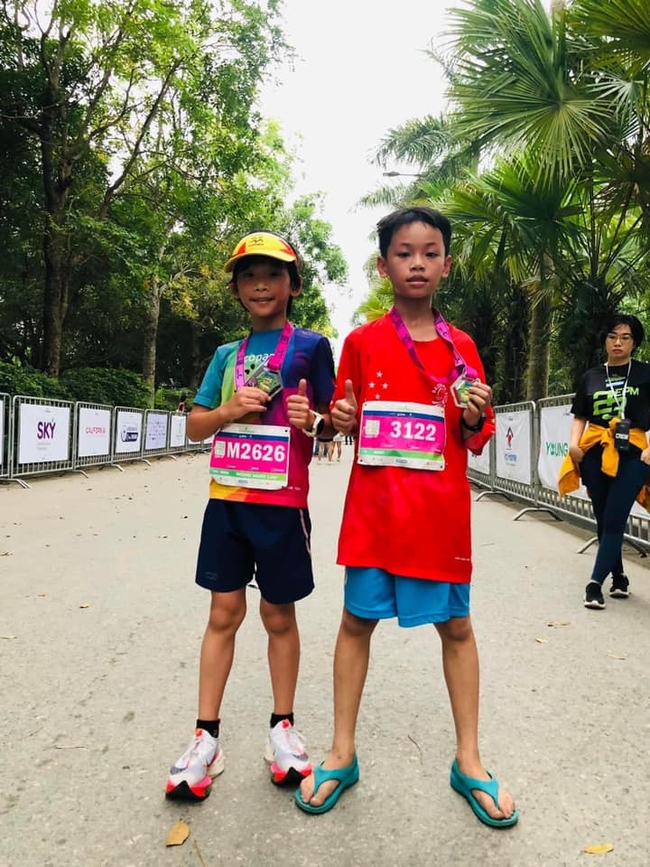Cậu nhóc 11 tuổi đi dép xỏ ngón vô địch giải chạy 5km, cha mẹ lên tiếng trần tình - Ảnh 4.