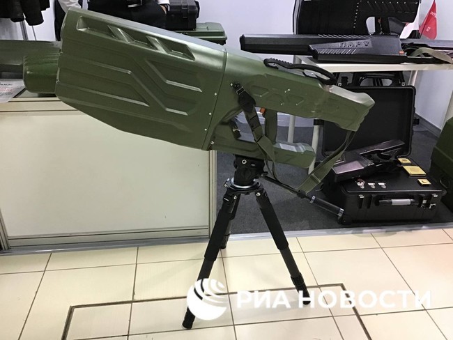 Món đồ công nghệ trên tay người lính này có bí mật gì mà có thể khuất phục máy bay không người lái? - Ảnh 1.