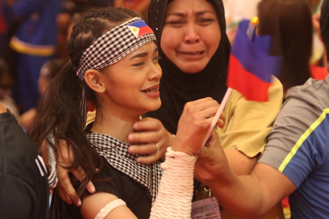 Hạ đối thủ Campuchia, võ sĩ Philippines nức nở: 'Tôi không nghĩ mình thắng được chủ nhà' - Ảnh 2.