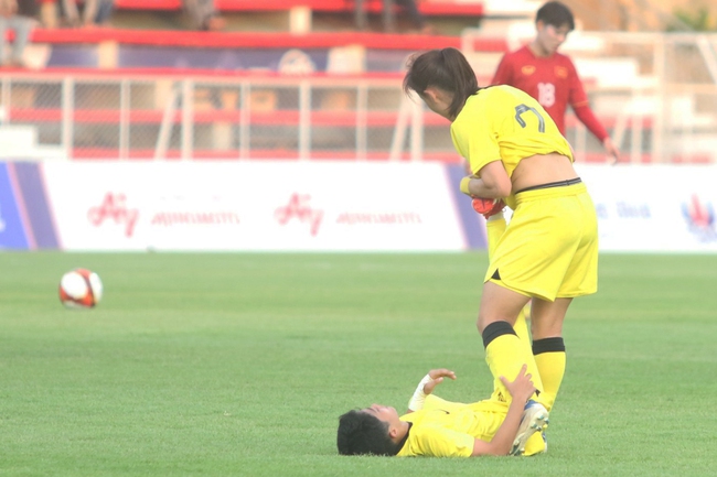 Cầu thủ Malaysia khốn khổ vì tuyển Việt Nam, đổ gục xuống sân sau 90 phút 'hành xác' - Ảnh 1.