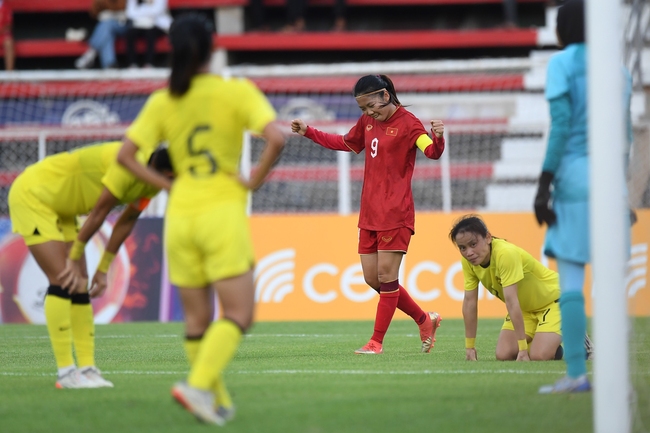 Cầu thủ Malaysia khốn khổ vì tuyển Việt Nam, đổ gục xuống sân sau 90 phút 'hành xác' - Ảnh 2.