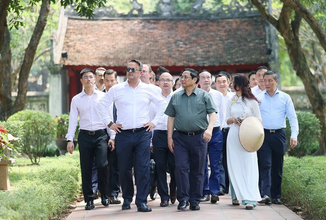 Thủ tướng Luxembourg thăm Văn Miếu - Quốc Tử Giám và Bảo tàng Mỹ thuật Việt Nam - Ảnh 2.